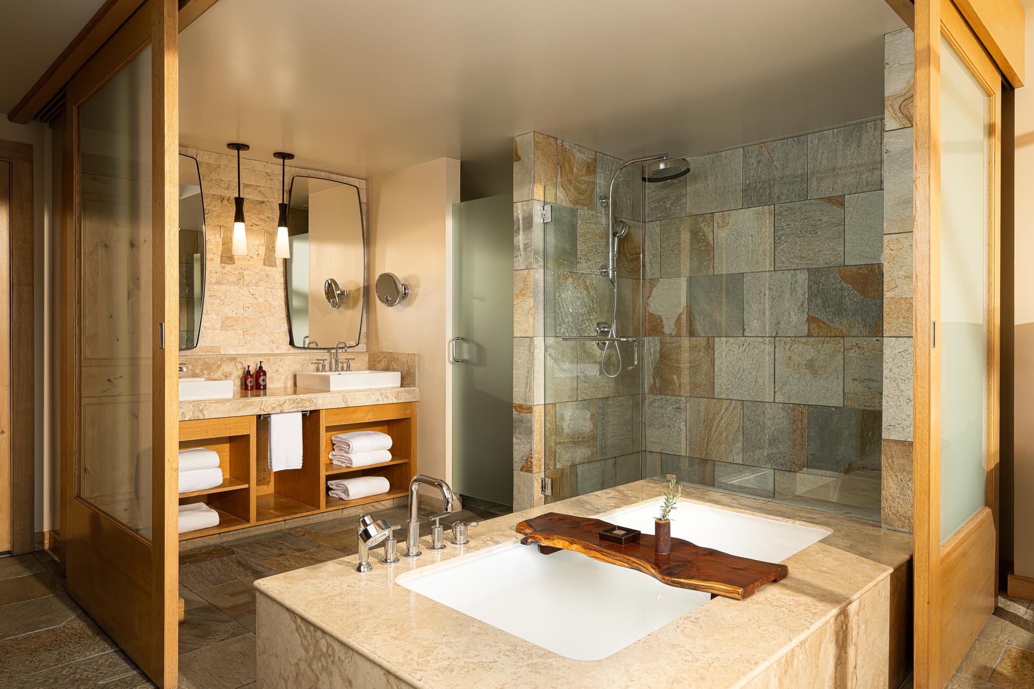 /images/stay/Pacific House Suite Bathroom.jpg